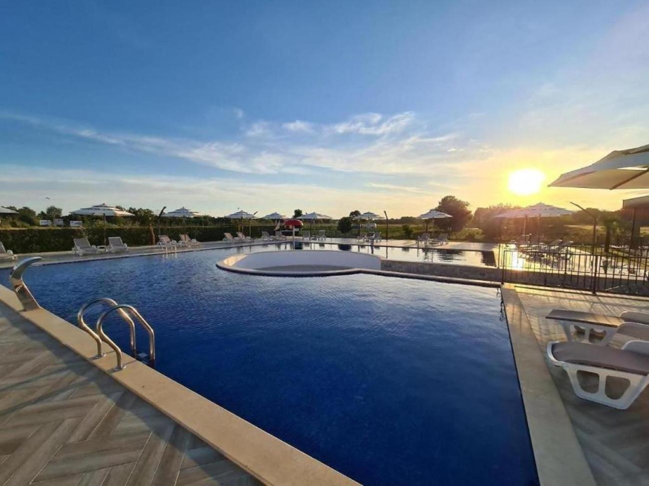 Imperial Family Resort Ulcinj Bagian luar foto